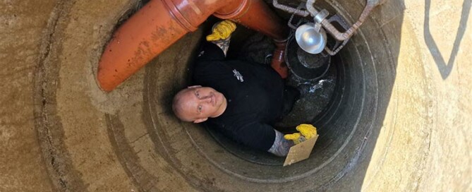 Wartung und Reinigung von verstopften Hebeanlagen und tiefen Kanalbauwerken