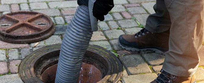 Kanalräumungsunternehmen im Einsatz - ein Kanal wird ausgepumpt und gesäubert.