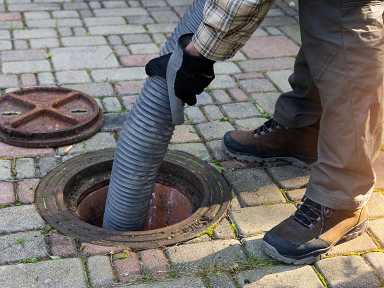 Kanalräumungsunternehmen im Einsatz - ein Kanal wird ausgepumpt und gesäubert.