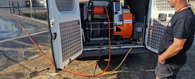 Professionelle Kamerafahrt für Hausbesitzer durch Kanalisation und Zulaufrohre